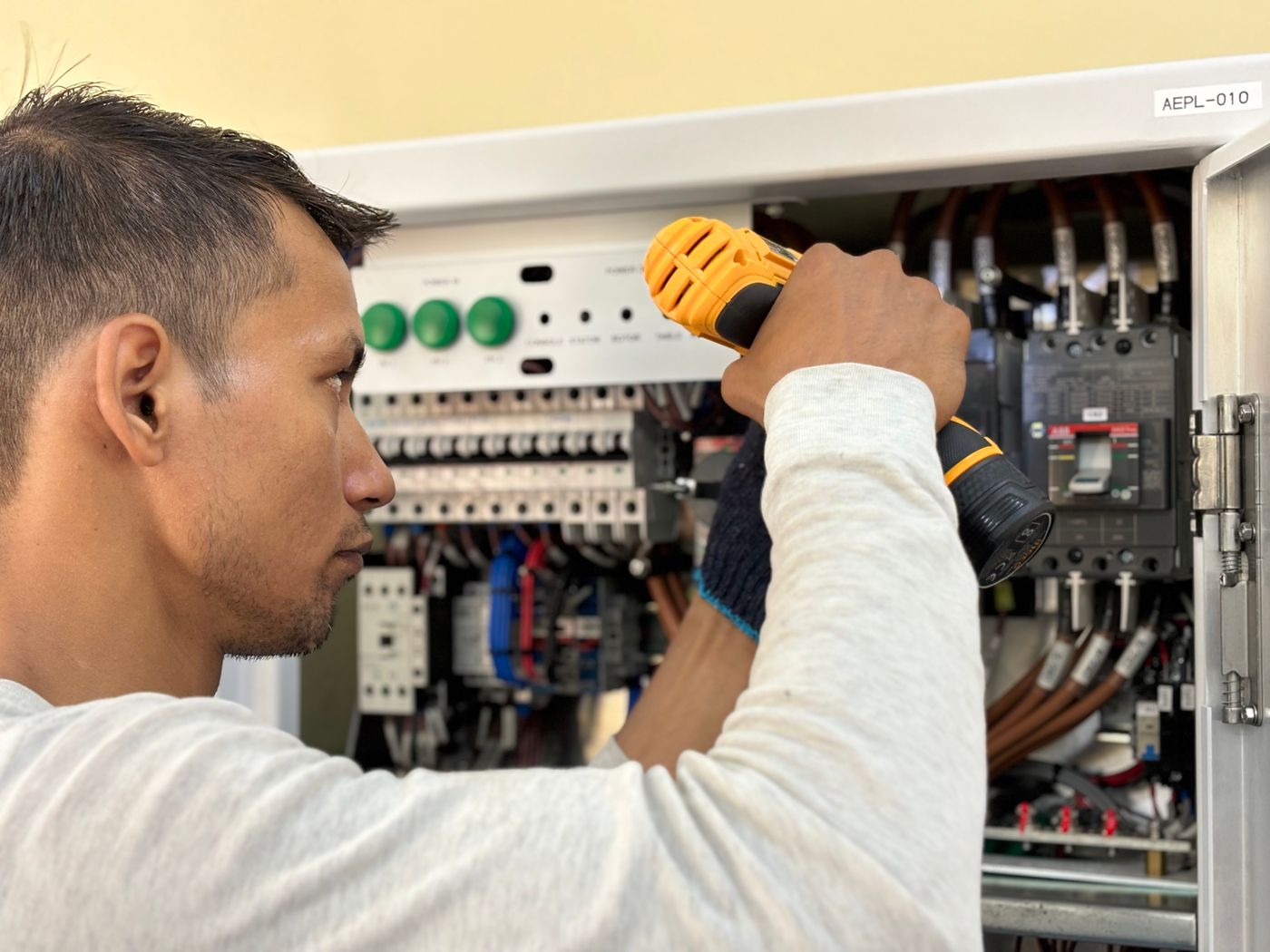 Elektriker arbeitet am Schaltschrank